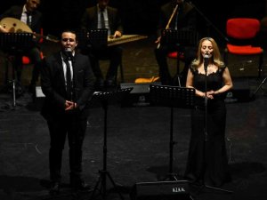 Genç sanatçı, özel günde annesiyle düet yaptı