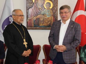 Davutoğlu, Mersin’de Hristiyan cemaatiyle buluştu