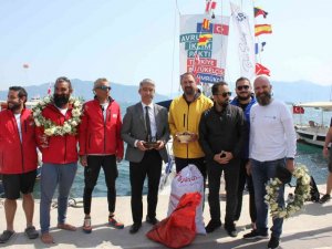 Hopa’dan denize açılarak yelkenli tekne ile Marmaris’e kozalak getirdiler