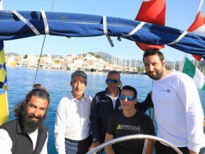 Başkan Oktay Marmaris’e gelen yelkenliyi yolcu etti