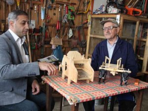 83 yaşında, elinde malzemesi, maziye olan özlemi bakın nasıl gideriyor