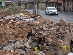 Konak Belediyesine yol tepkisi: "Çukurlardan yolda yürüyemez olduk"