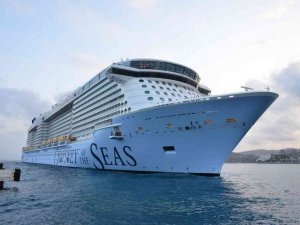 Kuşadası, Türkiye limanlarına gelen en büyük yolcu gemisi Odyssey of the Seas’i ağırladı