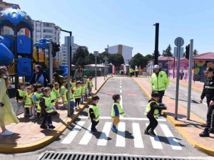 Minik öğrencilere trafik eğitimi verildi