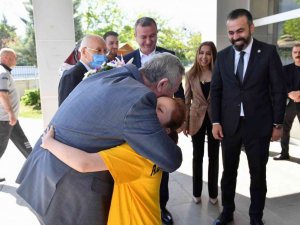 Başkan Yavaş işitme engelli minik yüzücülerle buluştu