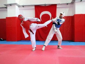 Para tekvandocu öğretmen azmi ile öğrencilerine örnek oluyor