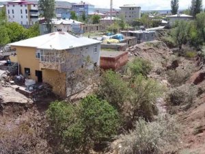 Tuzluca’da dere yatağındaki evler selde zarar gördü