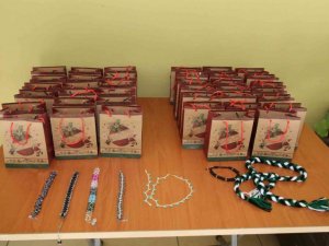 Barınma merkezinde yapılan hediyelikler 44 gönül kazandı