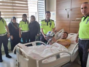 Polisler, tedavi gören kazazedeye kask hediye etti