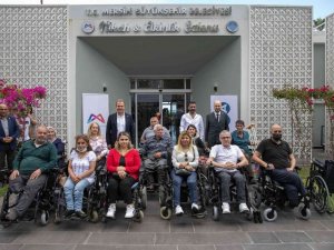 Mersin Büyükşehir Belediyesinden engellilere 60 akülü sandalye