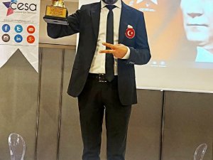 Malatyalı Kuaför Eroğlu’na başarı kupası
