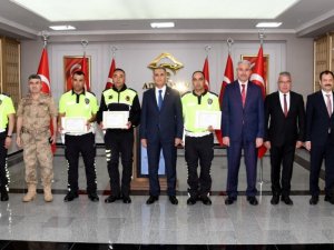 Vali Çuhadar jandarma ve emniyet personellerini ödüllendirdi