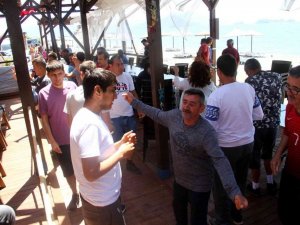 Engelliler deniz kenarında gönüllerince eğlendi