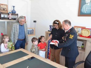Esenköy’de anaokulu öğrencilerinden askere Türk bayrağı hediyesi