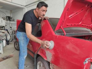 Baba-oğul kaportacılık mesleği devam ettiriyor