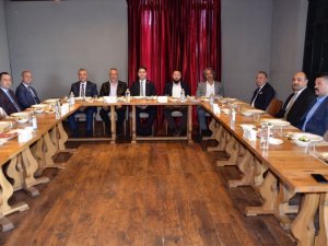 Özdemir, Doğu Türkistan davasının temsilcileri ile bir araya geldi