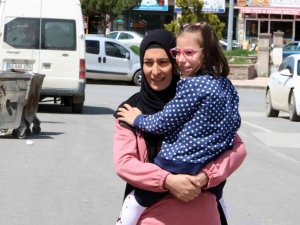 Fedakar anne ömrünü öğretmen olmak isteyen Serebral Palsi hastası kızına adadı