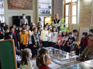 Belediyeyi merak eden minikleri makamında ağırladı