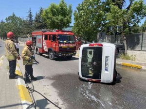 Pendik’te lüks otomobilin çarptığı ticari araç yan yattı: 1 yaralı