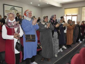 Şehit aileleri ve gaziler valiliyi dakikalarca ayakta alkışladı