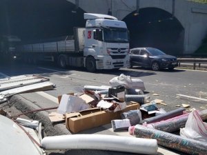 TEM Otoyolu’nda 4 araç birbirine girdi, kamyonetin kasasındaki malzemeler yola savruldu