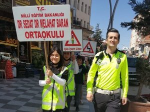 Çocuklar trafik güvenliğine dikkat çekmek için yürüdü