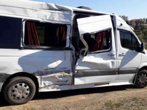 Samsun’da öğrencisi servisi işçi servisi ile çarpıştı: 2 öğrenci yaralı
