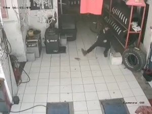 Oto lastikçinin fareyle imtihanı