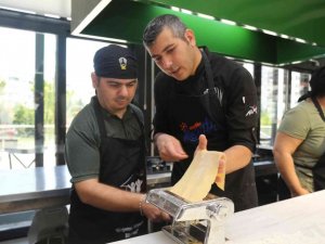 Özel gençler, Tirat Mutfak Atölyesinde makarna yaptı