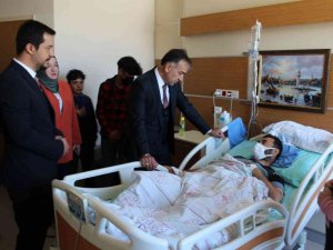 Vali Çağatay’dan operasyonda yaralanan korucuya ziyaret
