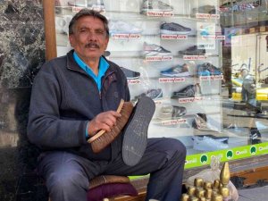 12 yaşında başladığı ayakkabı boyacılığı ile 15 çocuk büyüttü