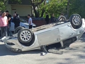 Park halindeki otomobile çarpan araç takla attı: 1 yaralı