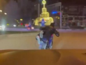 Van’da motosikletle tehlikeli yolculuk