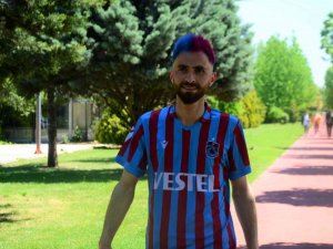 Şampiyonluk gelince saçlarını bordo maviye boyattı