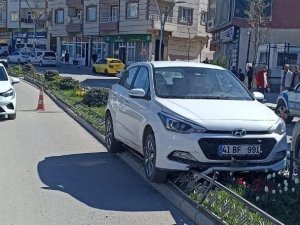 Orta refüje çıkarak kaza yapan yaşlı adam yaralandı