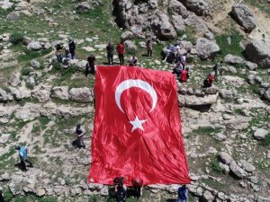 Siirt’te 3 bin 500 yıllık Akabe yolunda dev Türk bayrağı açıldı