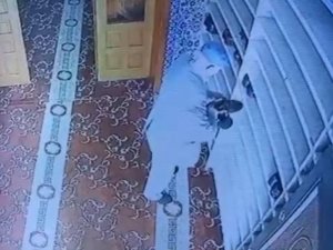Camide ellerini ovuştura ovuştura ayakkabı seçip çalan yaşlı adam pes dedirtti