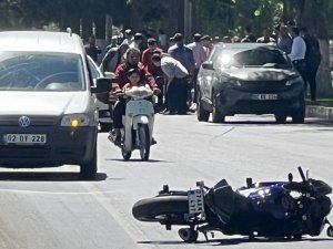 Motosiklet yayaya çarptı: 2 yaralı