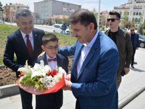 Vali Ayhan veda turlarında