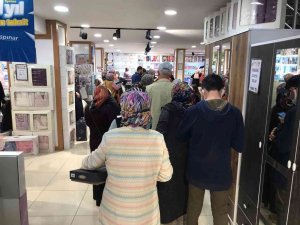 Ankara’da indirimli ürünler ile açılış yapan mağazada izdiham