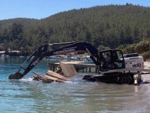Akbük koyundaki iskeleler yıkıldı