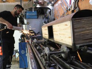 Gerçekleştiremediği hayalini yaptığı maket trenlerde yaşatıyor