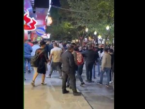 Erzincan’da iki grubun tekme tokatlı kavgası cep telefonu kamerasına yansıdı