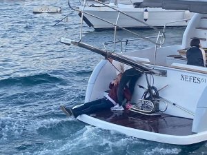 Bebek sahilinde alkollü şahıs yattan denize düştü