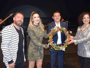 Hadise Kumluca’da Domates Kraliçesi seçildi