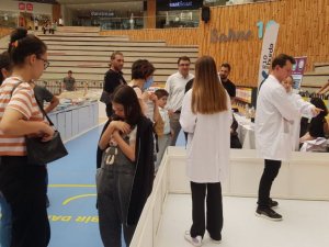 Kurdukları stand’la sokak hayvanlarını sahiplendirdiler