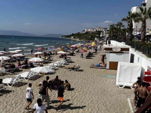 Kuşadası’nda sıcak havada plajlar doldu taştı