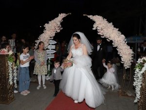 İkizler Tuğberk ve Tuana düğüne renk kattı