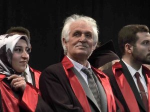 Emekli öğretmen 62 yaşında hayalindeki Hukuk Fakültesi’nden mezun oldu