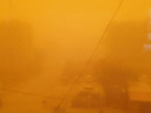 Irak’ta kum fırtınası nedeniyle uçuşlar iptal edildi